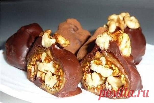 Полезные и нереально вкусные домашние конфеты

Ингредиенты:
Инжир сушеный 200-250 г
Шоколад (плитка)
масло сливочное 1 ст.л.
Грецкие орехи
Какао

Приготовление:
1.Инжир замочить не надолго в кипятке, затем остудить (можно просушить бумажным полотенцем).
2.На водяной бане (или в микроволновке) растопить шоколад (лучше тёмный), можно добавить немного сливочного масла.
3.У инжира на 