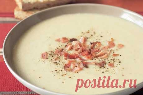 Creamy cauliflower and potato soup with bacon