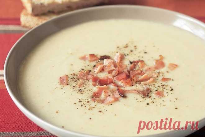 Creamy cauliflower and potato soup with bacon
