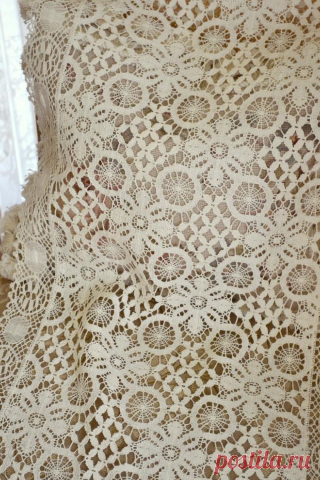 Lovely Vintage Cream Crochet Lace Runner