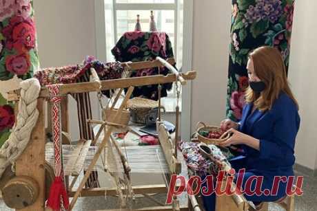 Жителям и гостям Тюменской области раскроют секреты тюменского ковроткачества. Узнать об истории изготовления тюменских ковров от XVII века и до наших дней смогут посетитель областного краеведческого музея имени Ивана Словцова, пишет портал «Тюменская область сегодня». Методист музея рассказала, что тюменский махровый ковер считается символом одного из наиболее ярких промыслов региона.