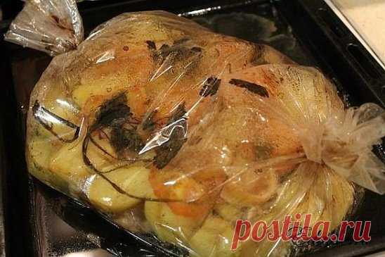 Курица с Картошкой в Рукаве
Отличный Рецепт Выходного Дня! Блюдо для всей семьи с минимумом ваших действий.Все,как мы любим!И для торжества подойдет!Пока будете колдовать над другими аппетитными кушаньями,птица промаринуется и затем преспокойно,без особых усилий полностью пропечется в духовом шкафу, а в итоге вы получите и мясо, и гарнир в одном
Ингредиенты:
- 1 кг курицы (я брала голени)
- 50 мл соевого соуса
- 1 ст.л мёда
- 1 зуб. чеснока
- карри, паприка
- 400 гр картофеля
- 400 гр шампинь