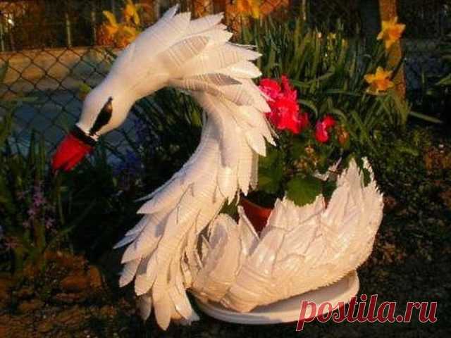 Клумба-лебедь своими руками: из пластиковых бутылок, покрышки, дерева + фото