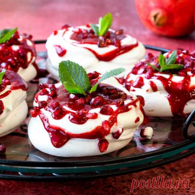 Павлова с гранатом Ингредиенты:Для безе:Белки, к. т. — 4 шт. Сахарная пудра — 220 г Яблочный уксус — 1 ст. л. Кукурузный крахмал — 2 ст. л.Для крема:Сливки жирностью 35% — 150 мл Сахарная пудра — 0,5 стак. Палочка ванили — 1 шт. Ягоды...