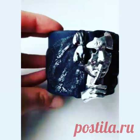 Доброе утро,мои дорогие и любимые!!!Я всегда рада,что вдохновляю вас своими работами,многие стали делать украшения из кожи и всё это прекрасно!!!Но мне не очень приятно,когда под фотографиями моих украшений пишут фамилию другого автора,в последнее время это происходит довольно часто!Как вы думаете,это признание?🤣На фото браслет:кожа страуса,перламутр, жемчуг и фурнитура из металлического сплава,под состаренное серебро.Фото из архива,но могу повторить.🤗🌸☀️