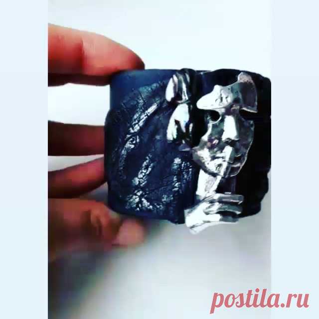 Доброе утро,мои дорогие и любимые!!!Я всегда рада,что вдохновляю вас своими работами,многие стали делать украшения из кожи и всё это прекрасно!!!Но мне не очень приятно,когда под фотографиями моих украшений пишут фамилию другого автора,в последнее время это происходит довольно часто!Как вы думаете,это признание?🤣На фото браслет:кожа страуса,перламутр, жемчуг и фурнитура из металлического сплава,под состаренное серебро.Фото из архива,но могу повторить.🤗🌸☀️