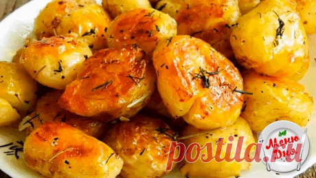 Картофель к праздничному столу - быстро, вкусно, красиво!

 Ингредиенты:

•1 кг картофеля (средний)
•2-3 зубка чеснока
•3 ст. ложки растительного масла
•зелень (укроп, петрушка)
•приправа для картошки
•соль

Приготовление:
1. Картошку чистим, промываем, обсушиваем и помещаем в большую миску. Если картошечка крупная, разрежьте ее на части. Обязательно накалываем ее зубочисткой в нескольких местах.
2. Чеснок чистим и пропускаем через чесночницу.
3. Зелень промываем, просушив...