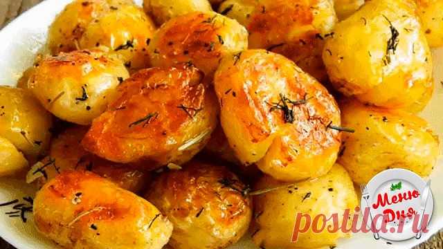 Картофель к праздничному столу - быстро, вкусно, красиво!

 Ингредиенты:

•1 кг картофеля (средний)
•2-3 зубка чеснока
•3 ст. ложки растительного масла
•зелень (укроп, петрушка)
•приправа для картошки
•соль

Приготовление:
1. Картошку чистим, промываем, обсушиваем и помещаем в большую миску. Если картошечка крупная, разрежьте ее на части. Обязательно накалываем ее зубочисткой в нескольких местах.
2. Чеснок чистим и пропускаем через чесночницу.
3. Зелень промываем, просушив...
