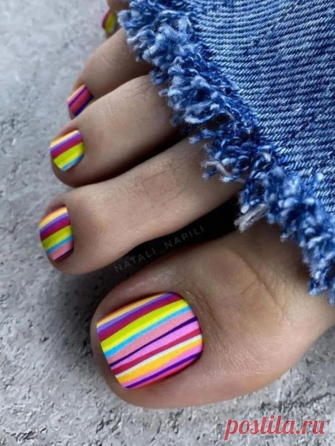 Разноцветные полосы, которые визуально удлиняют ноготь очень красиво смотрятся на Ваших ножках.