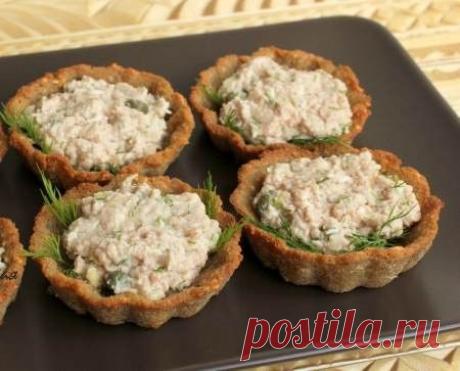 Тарталетки с печенью трески и каперсами | FISH-SEAFOODS.RU
Состав для блюда Тарталетки с печенью трески и каперсами:

    готовые тарталетки – 12 штук,
    печень трески – 190 граммов,отварные яйца – 4-5 штук,
    белый лук – полторы головки,
    растительное масло – 30 граммов,
    майонез – 25 граммов,
    маслины без косточек – 30 граммов,
    каперсы – 15 граммов,
    шнитт-лук – пять перьев.