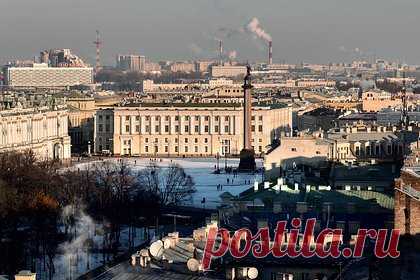 В Петербурге выстроилась очередь за 125 «блокадными» граммами хлеба. В день 80-летия полного освобождения Ленинграда от блокады на Дворцовой площади в Санкт-Петербурге выстроилась очередь за хлебом, который раздают по 125 граммов в память о пайке жителей блокадного города. Как рассказала одна из раздатчиц, выпечка раздается для демонстрации, каково приходилось блокадникам.