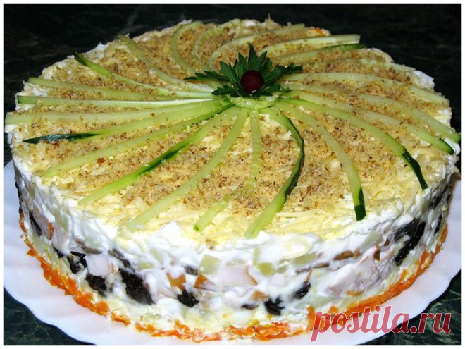 Слоёный салат с копчёной курицей, черносливом и шампиньонами.