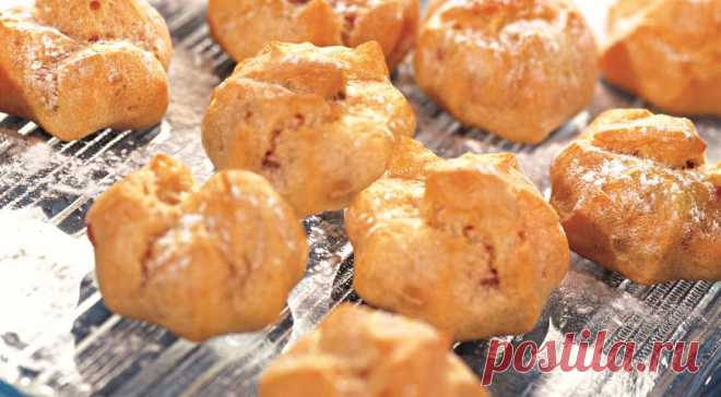 Профитроли с клубничной начинкой.