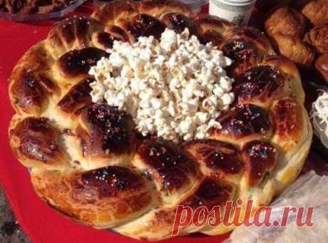 Բարեկենդանը հայոց հնագույն և տարածված տոներից է:Այս տոնը բացի «Բարեկենդան» անունից, ուներ նաև անվանման այլ ձևեր, օրինակ. «Բարիկենանք»՝Նոր Նախիջևանում, «Փորեկենդան»՝ Ջավախքում,«Պարեկենդանք»՝ Արճակում, «Բըրգինդան»՝ Մեղրիում, «Պարգընդընք»՝Մուսա Լեռում և այլն:
Աղբյուր՝ surbzoravor.am😀Բարեկենդանը, մասնավորապես, հին երևանցիների համար ամենաառատ ուտելիքների տոնն էր:Այդ ժամանակ բացվում էր ղաուրմայի կճուճը և անսպառ օգտագործվում յուղը:Պատահական չէ, որ տոնի վերջին երեկոյին տրվել է «տրաքելու օր» անվանումը: