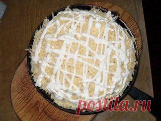 Картошка по-королевски
Ингредиенты:
- 1 кг сырого картофеля
- 1 большая луковица
- 400 г куриного филе
- 200 г твердого сыра
- соль
- перец по вкусу
- 3 столовых ложки подсолнечного масла
Приготовление:
В первую очередь занимаемся мясом, для этого нам потребуется небольшой кусочек филе, примерно 400 грамм
Отбиваем филе на разделочной доске при помощи молоточка. Лучше отбивать большими зубцами, так как маленькие рвут мясо.
После того как мы слегка отбили мясо с двух сторон, перчим его душис