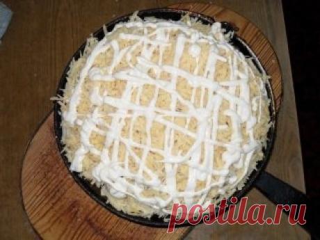 Картошка по-королевски
Ингредиенты:
- 1 кг сырого картофеля
- 1 большая луковица
- 400 г куриного филе
- 200 г твердого сыра
- соль
- перец по вкусу
- 3 столовых ложки подсолнечного масла
Приготовление:
В первую очередь занимаемся мясом, для этого нам потребуется небольшой кусочек филе, примерно 400 грамм
Отбиваем филе на разделочной доске при помощи молоточка. Лучше отбивать большими зубцами, так как маленькие рвут мясо.
После того как мы слегка отбили мясо с двух сторон, перчим его душис