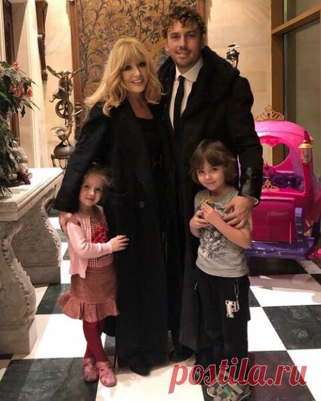 Пугачева и Галкин в восторге от своей дочери. Лиза - получила свою первую медаль по плаванию | Stars News | Яндекс Дзен