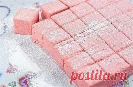Клубничный "Рахат-лукум"

Ингредиенты:

200 г замороженной клубники
15 г быстрорастворимого желатина
150 г сахарной пудры
1/2 шт. лимона

Приготовление:

Свежую клубнику измельчить в блендере до однородности. Если используется замороженная клубника - то слегка разморозить, а затем измельчить вместе с выделившимся соком.
В клубничную массу добавляем желатин, даем ему немного набухнуть. Затем добавляем в массу 120 граммов сахарной пудры и лимонный сок, хорошенько перемешивае...