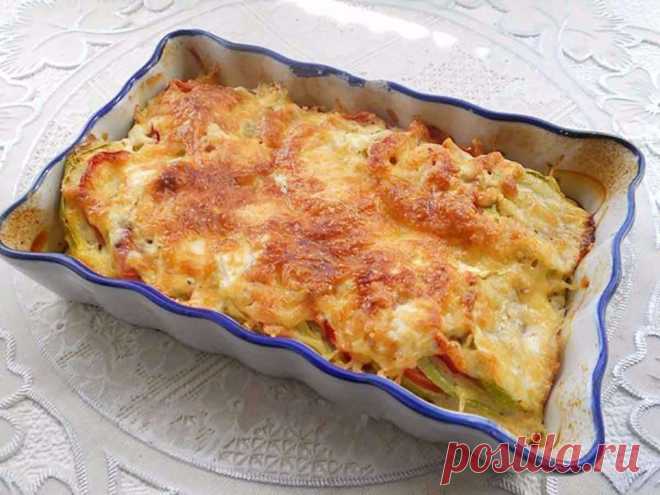 Кабачки с чесноком, помидорами и сыром в духовке Кабачки, приготовленные по этому рецепту, получаются пикантными и сочными. Одинаково вкусны в холодном и горячем виде. Попробуйте сделать дома сами и убедитесь в этом.