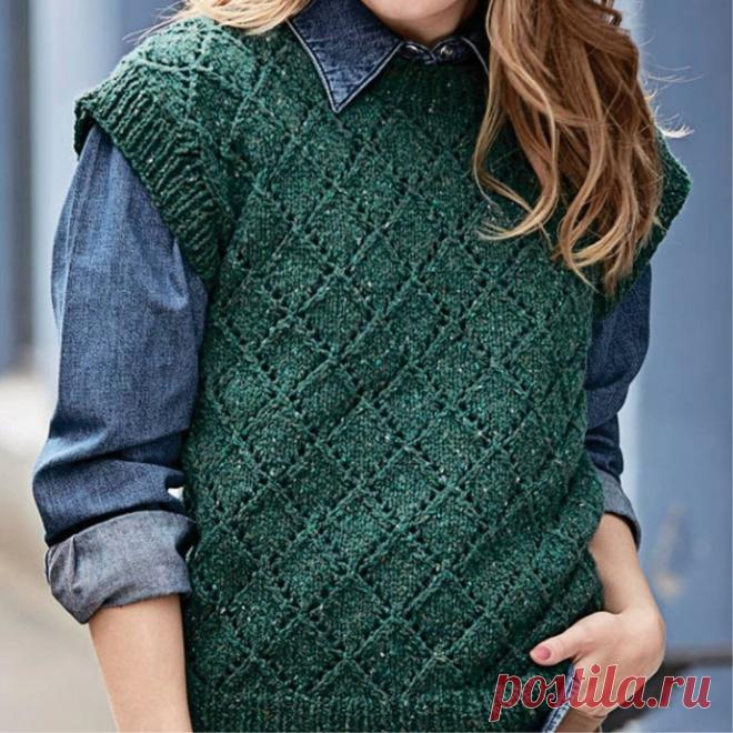 Зеленая безрукавка с узором из ромбов