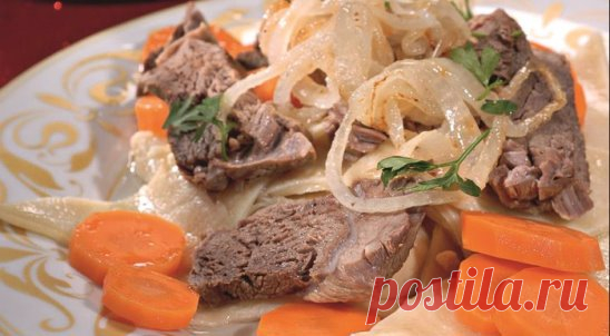 КУЛЛАМА                                                                                                                Куллама — башкирское и татарское национальное блюдо.
Куллама готовится из жирного отварного мяса. Бульон с капустой, салмой, морковью и луком варится и подается с кусочками мяса. Салма готовится из тонко раскатанного теста, нарезанного ромбиками размером 15х15 мм.ИНГРЕДИЕНТЫ
соль – по вкусу
яйцо – 0,5 шт.
говядина – 300 г
лук репчатый – 2 шт.
масло растительное – 1 ст. л.
морков