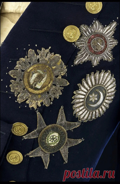 Мундир лорда Нельсона (образец 1795-1812 гг.), до 1805 г. Автор Элеонора Ример Мундир для парадного выхода, который лорд Нельсон носил во время Трафальгарской битвы, с пробитым в левом плече отверстием от пули, ставшей