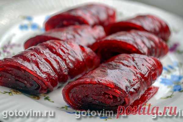 Пастила из красной смородины в электрической сушилке. Рецепт с фото Смородиновая пастила – вкусное и полезное лакомство, которое в русской кухне известно еще в 16 века. Традиционно пастилу готовят из яблок кисловатых сортов, но она прекрасно получается и из ягод - смородины, брусники, малины. Второй ингредиент, который изначально добавляли во время приготовления пастилы - это мед, который сейчас заменен на сахар. Пастилу сушили в русских печах, где постепенное остывание по...