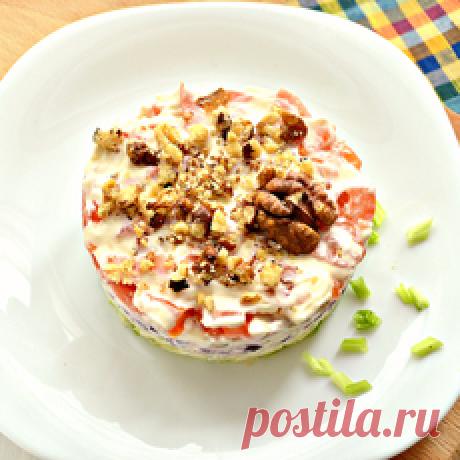 Овощной салат с редькой и курицей Заранее отвариваем куриную грудку в подсоленной воде и остужаем. Очищаем 1/2 часть зелёной редьки. Натираем на крупной тёрке. Выкладываем первый слой и смазываем майонезом.