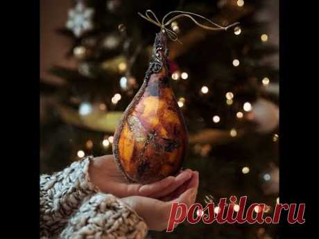 Bursztynowa bombka ze złoceniami