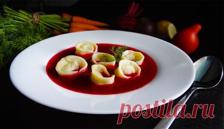 Польский борщик с ушками. Пробовали прозрачный борщ? Борщ, в котором «не стоит» ложка. Бульон «борщевого» цвета и вкуса настоящего борща, но не борщ… борщик! Польский борщик с ушками (Polish Borscht with Dumplings).

Несмотря на кажущуюся лёгкость в тарелке, блюдо достаточно трудоёмкое и требующее мастерства. Сначала необходимо приготовить овощной бульон. Выбираем свежие овощи с грядки: лук, свеклу, капусту, сельдерей, морковь, корень петрушки.