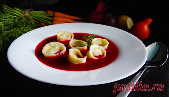 Польский борщик с ушками. Пробовали прозрачный борщ? Борщ, в котором «не стоит» ложка. Бульон «борщевого» цвета и вкуса настоящего борща, но не борщ… борщик! Польский борщик с ушками (Polish Borscht with Dumplings).

Несмотря на кажущуюся лёгкость в тарелке, блюдо достаточно трудоёмкое и требующее мастерства. Сначала необходимо приготовить овощной бульон. Выбираем свежие овощи с грядки: лук, свеклу, капусту, сельдерей, морковь, корень петрушки.