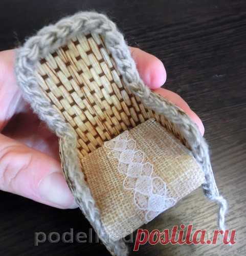 Кукольная мебель: столик и кресло