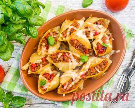 Гигантские ракушки с мясным соусом и сыром на Вкусном Блоге Продолжим эту неделю рецептом пасты. Предлагаю приготовить гигантские ракушки – их очень здорово наполнять разными начинками и запекать под сыром. Начать эксперименты я предлагаю с вариации на тему болоньезе – мясного соуса с томатами. Так пасту, кстати, потом удобно делить на порции. Я использую в рецепте смешанный фарш. но вы…