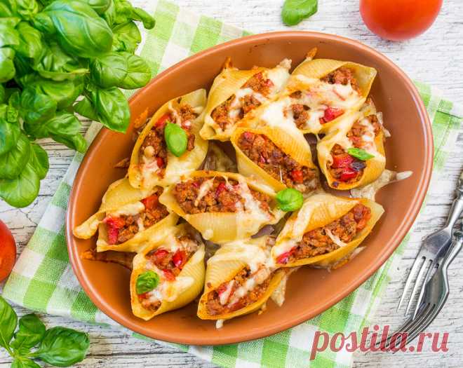 Гигантские ракушки с мясным соусом и сыром на Вкусном Блоге Продолжим эту неделю рецептом пасты. Предлагаю приготовить гигантские ракушки – их очень здорово наполнять разными начинками и запекать под сыром. Начать эксперименты я предлагаю с вариации на тему болоньезе – мясного соуса с томатами. Так пасту, кстати, потом удобно делить на порции. Я использую в рецепте смешанный фарш. но вы…