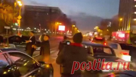 В Тюмени участники свадебного кортежа устроили танцы на проезжей части. В Тюмени гости свадьбы танцевали на проезжей части. Видео от свидетелей происшествия опубликовал Тelegram-канал &quot;Тюмень с огоньком&quot;. Танцы на камеру устроили молодые люди, остановившиеся на пересечении Профсоюзной улицы и улицы ...