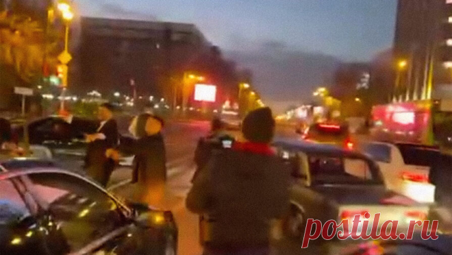 В Тюмени участники свадебного кортежа устроили танцы на проезжей части. В Тюмени гости свадьбы танцевали на проезжей части. Видео от свидетелей происшествия опубликовал Тelegram-канал "Тюмень с огоньком". Танцы на камеру устроили молодые люди, остановившиеся на пересечении Профсоюзной улицы и улицы ...