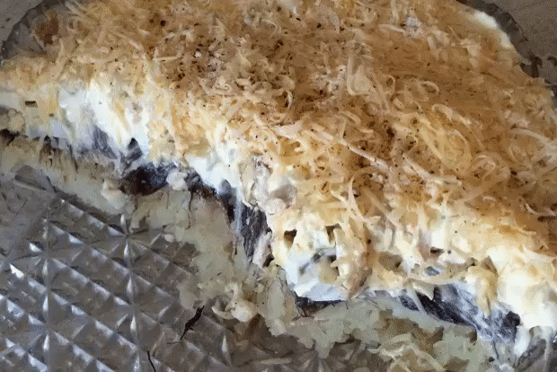 Чудесный салат с жареными грибами
Продукты:
500 г грибов (в идеале лесных, но и шампиньоны подойдут)
Две луковицы
Две сваренных картофелины
Два яйца сваренных вкрутую
Один плавленый сырок
Приправы: соль, перец и майонез
Приготовление:
Готовим маринад: две столовых ложки уксуса и сахара смешиваем со ста граммами горячей воды.
• Нарезаем лук полукольцами, заливаем кипятком и оставляем на 20 минут. Затем воду сливаем, заливаем лук маринадом и вновь оставляем, но уже на 30 минут. После этого слив