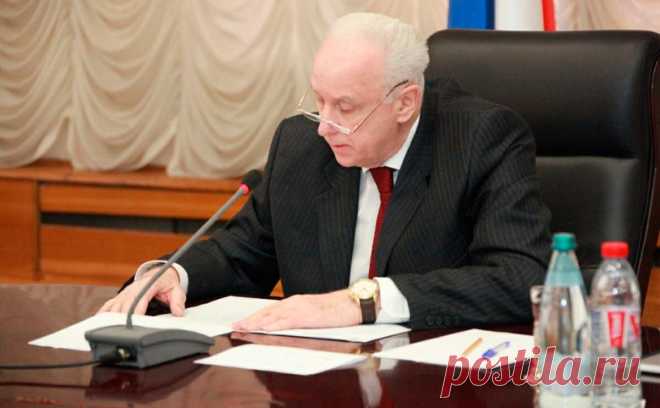 Бастрыкин поручил возбудить уголовное дело против вожатой лагеря в Крыму. Председатель Следственного комитета Александр Бастрыкин поручил возбудить уголовное дело против вожатой лагеря в Крыму, которая оскорбляла детей и применяла к ним физическую силу.