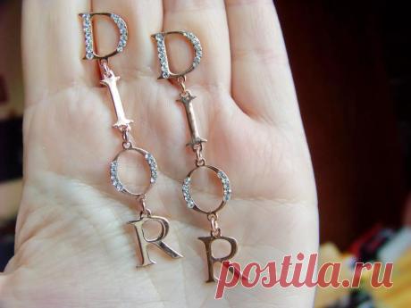 Длинный золотые серьги-пуссеты с надписью dior и кристаллами хрусталя за 70 грн. | Шафа