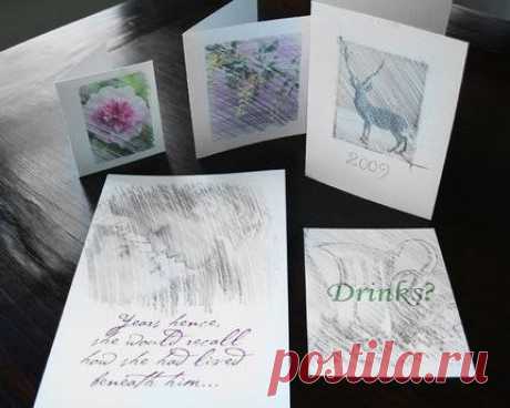 Идея открытки на день всех влюбленных - Эфария Перевод картинки из журнала для открытки Вам понадобится: лист из глянцевого журнала бензин для зажигалок (в крайнем случае, жидкость для снятия лака) тонкая палочка или непишущая ручка скотч Процесс: 1. Понравившуюся картинку обрамляем скотчем… 2. …и загибаем края (чтобы жидкость, когда нальем, не стекала) 3. Закрепляете картинку на поверхности листа, куда хотите перевести изображение, лицом