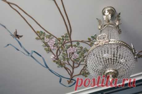 Эксцентричная фотоохота для самых смелых: лепнина, кессоны, больше лепнины, ковёр на потолке и ещё чуть-чуть лепнины.