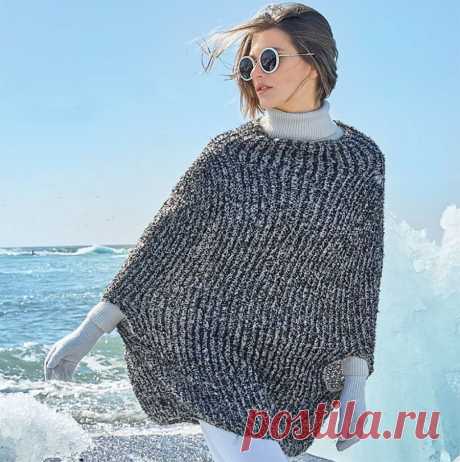 Это модное пончо связано сверху вниз единым полотном, по кругу, двухцветным патентным узором из шерсти альпаки с полиамидом.
