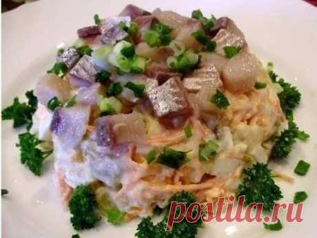 Салат с сельдью и овощами 
Очень простой и вкусный салатик. 
Ингредиенты: 
1 средняя сельдь 
4 средних картофеля 
3 средних моркови 
1 маленькая луковица 
4 небольших огурчика 
2 дольки чеснока 
зеленый лук 
майонез 
соль 
Приготовление: 
1. Отварите картофель в мундире. Остудите его и нарежьте кубиками. 
2. Замаринуйте лук (3 столовой ложки кипяченой воды, 1 чайная ложка уксуса и 1 одна чайная ложка сахара). 
3. Пока картофель будет вариться, разделайте селедку на филе и порежьте его кубикам