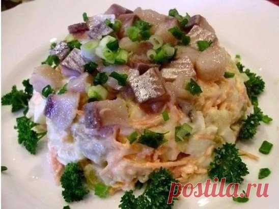 Салат с сельдью и овощами 
Очень простой и вкусный салатик. 
Ингредиенты: 
1 средняя сельдь 
4 средних картофеля 
3 средних моркови 
1 маленькая луковица 
4 небольших огурчика 
2 дольки чеснока 
зеленый лук 
майонез 
соль 
Приготовление: 
1. Отварите картофель в мундире. Остудите его и нарежьте кубиками. 
2. Замаринуйте лук (3 столовой ложки кипяченой воды, 1 чайная ложка уксуса и 1 одна чайная ложка сахара). 
3. Пока картофель будет вариться, разделайте селедку на филе и порежьте его кубикам