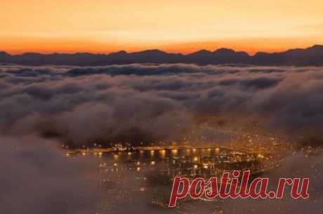 Над землёй летает огромный город