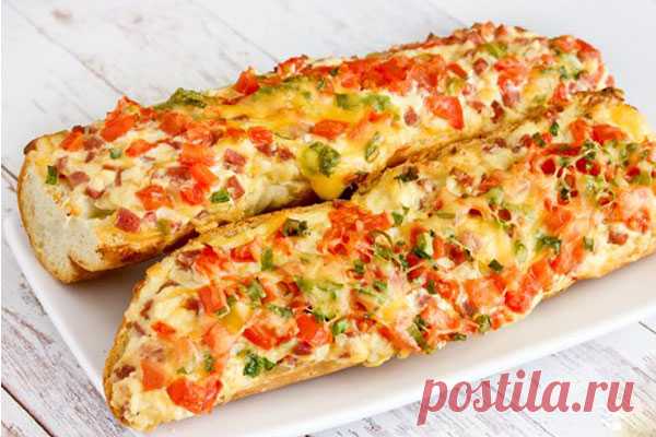 Багет, запечённый с колбасой, сыром и помидором
Багет, запечённый в духовке, с сыром, колбасой и помидором, — отличный вариант для любителей сложных бутербродов и пиццы, так как по вкусу очень на неё похоже. Хрустящая хлебная основа и богатая сочная начинка — что может быть лучше для сытного перекуса?