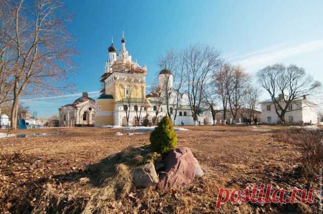 Советская улица, идущая к востоку от Площади, круто спускается к реке Серой. На её левом берегу (вернее, на берегу водохранилища, созданного в 1968 году) расположился дворцово-храмовый комплекс Александровской слободы, входящий в состав одноимённого музея-заповедника. На его территории сохранились такие видные памятники русского зодчества, как Троицкий собор