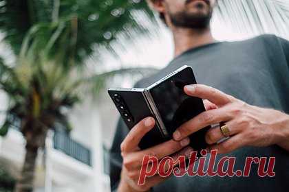 Рассекречена стоимость складных смартфонов Samsung. Стала известна стоимость новых складных устройств Samsung. Инсайдеры рассказали, что минимальная стоимость новых гаджетов — по сравнению с девайсами Galaxy Z Flip 4 и Z Fold 4 — выросла на 100 евро. В США Galaxy Z Flip 5 обойдется в 1100 долларов. Складной аппарат Galaxy Z Fold 5 будет стоить 1900 долларов.