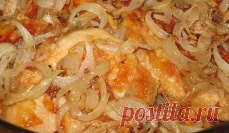 Свинина, жареная на сковороде кусочками с луком