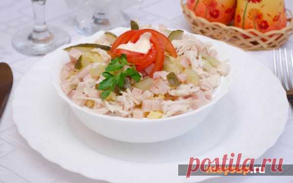 Салат «Гусарский» - с копченой курицей и помидорами